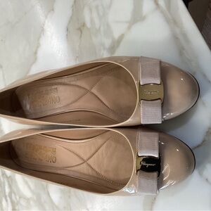 SALVATORE FERRAGAMO VARINA BALLET FLATS, Beige/Nude patent leather, size 10